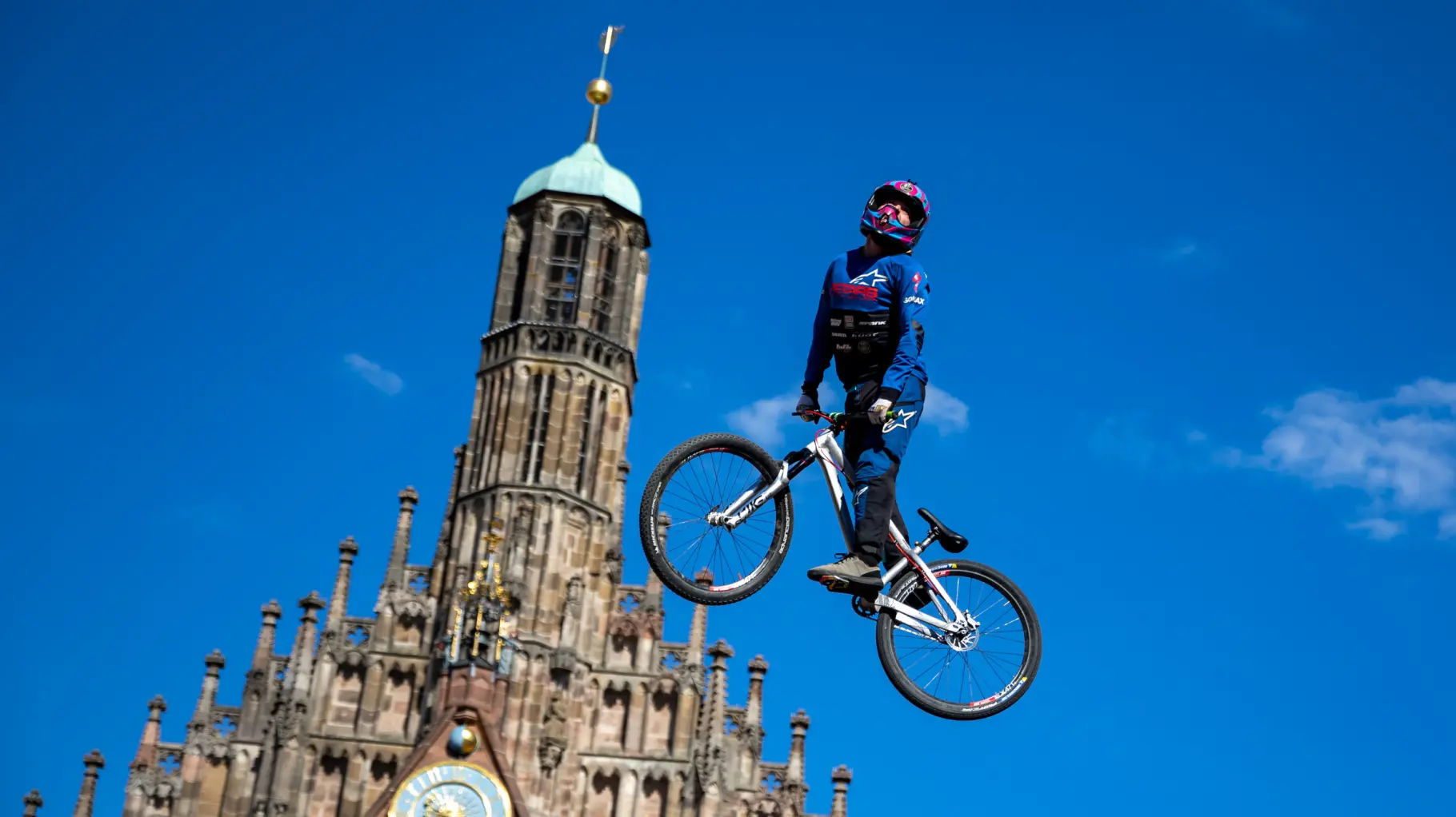 Freestyle mountainbiker in urban setting voor Red Bull District Ride 2026 in Groningen